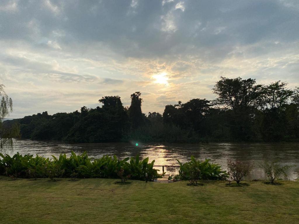 Ruen Maihom Riverside Cottage Kanchanaburi Ngoại thất bức ảnh