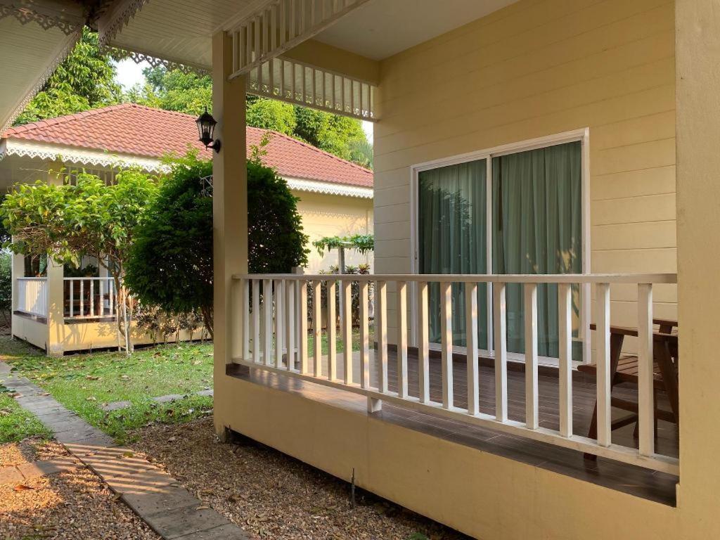 Ruen Maihom Riverside Cottage Kanchanaburi Ngoại thất bức ảnh