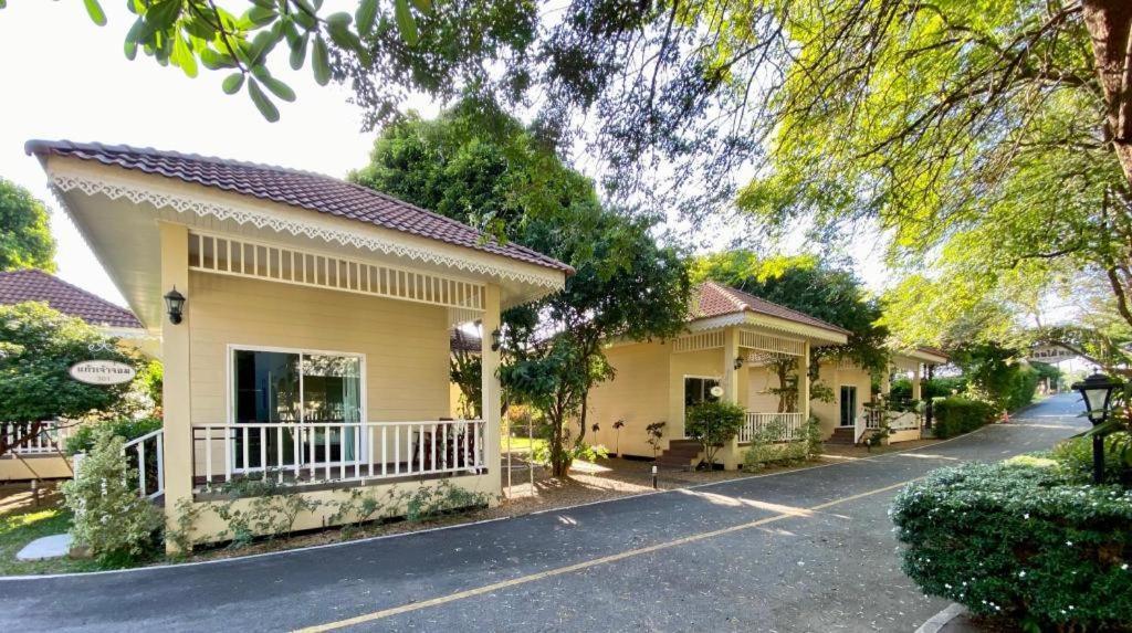 Ruen Maihom Riverside Cottage Kanchanaburi Ngoại thất bức ảnh