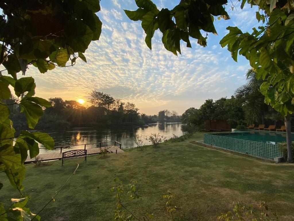 Ruen Maihom Riverside Cottage Kanchanaburi Ngoại thất bức ảnh